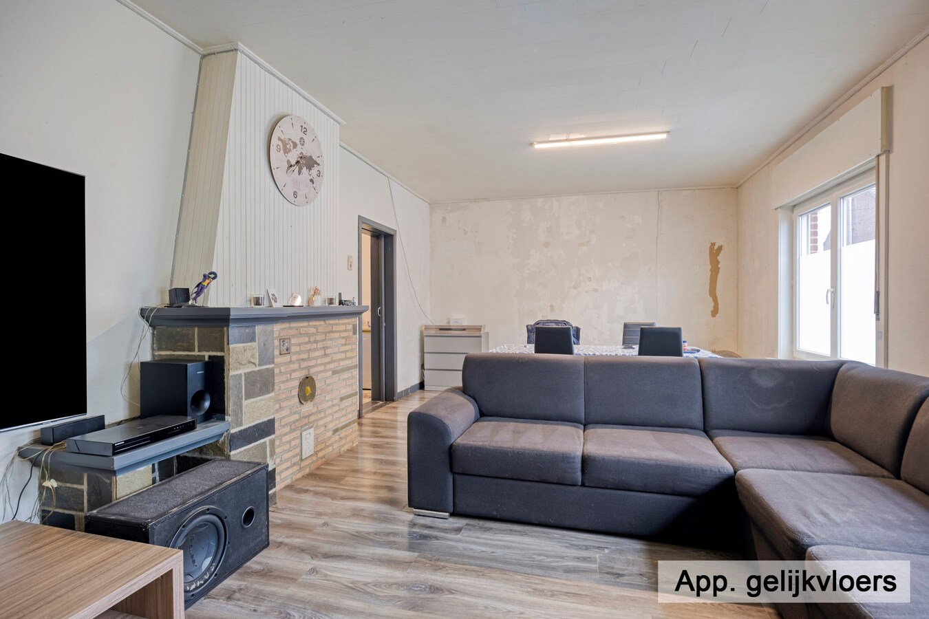 Dilsen-centrum - opbrengstpand: winkel + 2 appartementen 