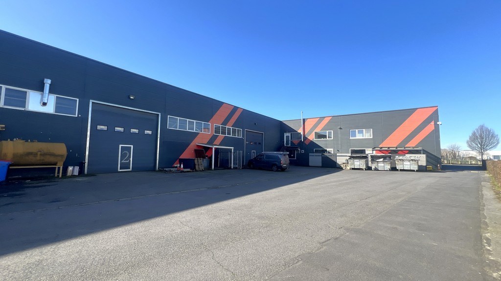 Magazijn met rolbrug en kantoren nabij N47 in Zele