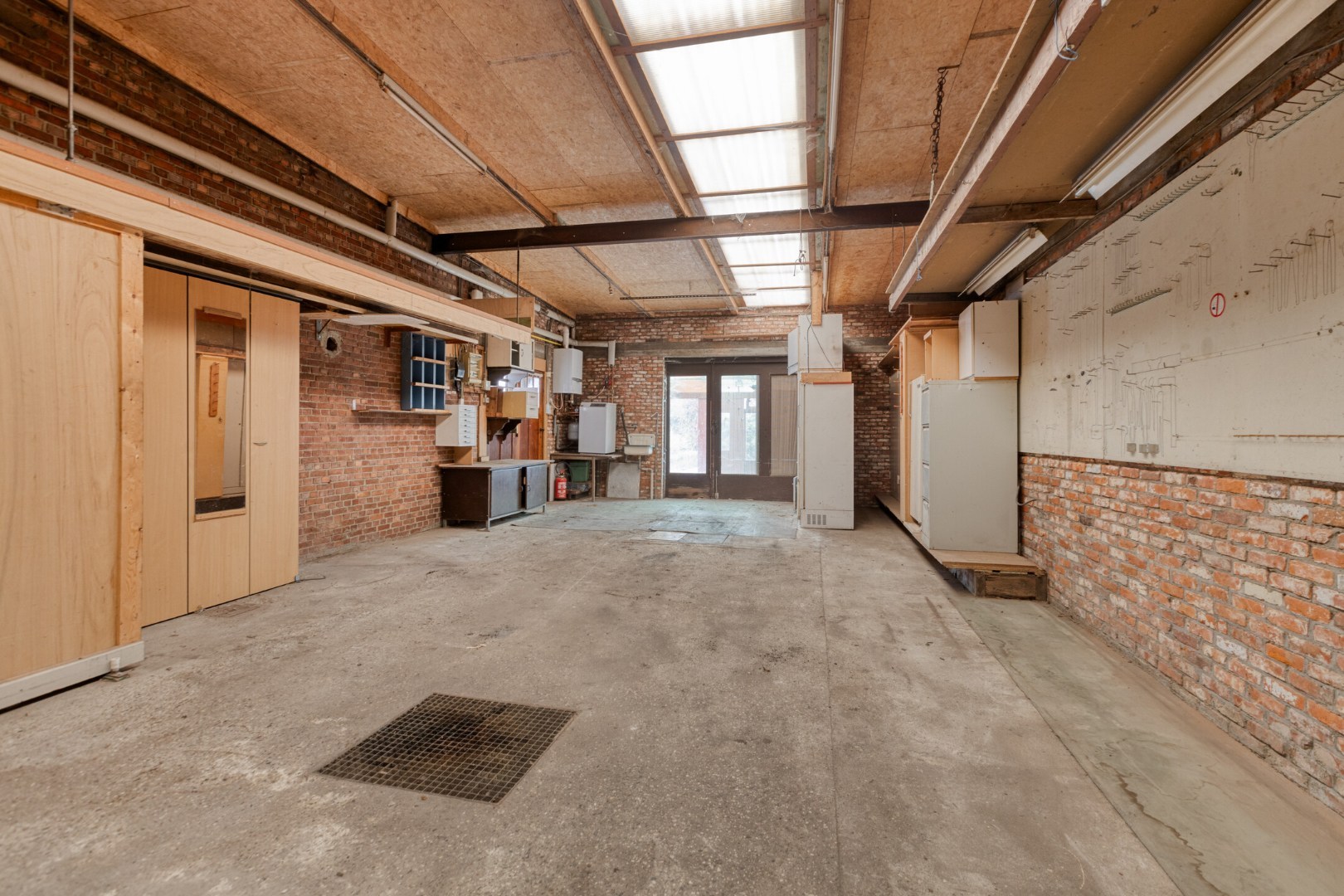 Gezinswoning met 6 slpk. en ruime garage op perceel van 1233m² te Leopoldsburg 