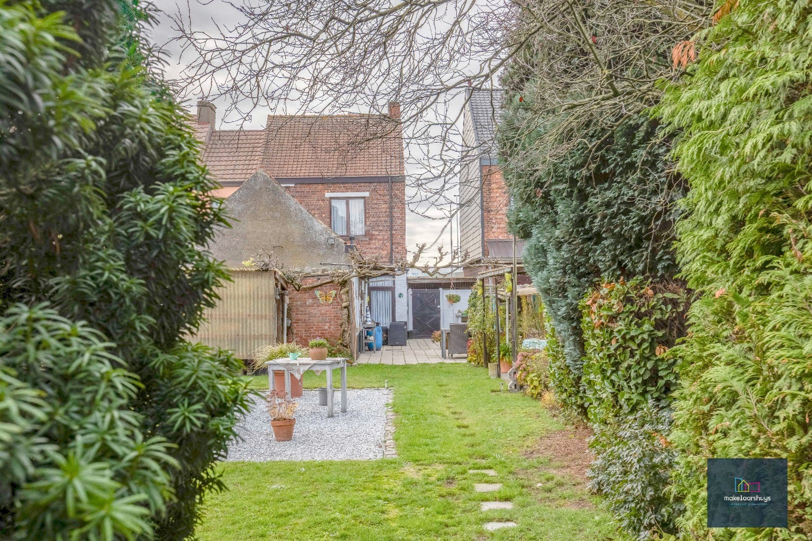 Verzorgde halfopen bebouwing met grote tuin en carport 