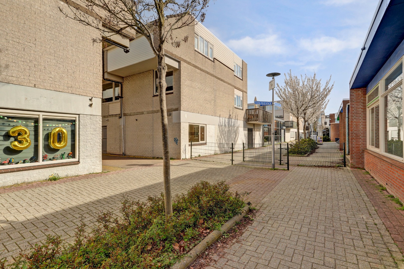 Ruime 4- (voorheen 5) kamer woning op 1e etage met riant terras van 45 m² en een berging en overdekte parkeerplaats op begane grond. 