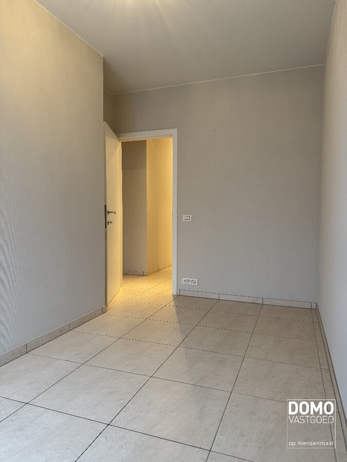 Ruim gemeubeld 2-slaapkamer appartement met terras op benedenverdieping in Halen 