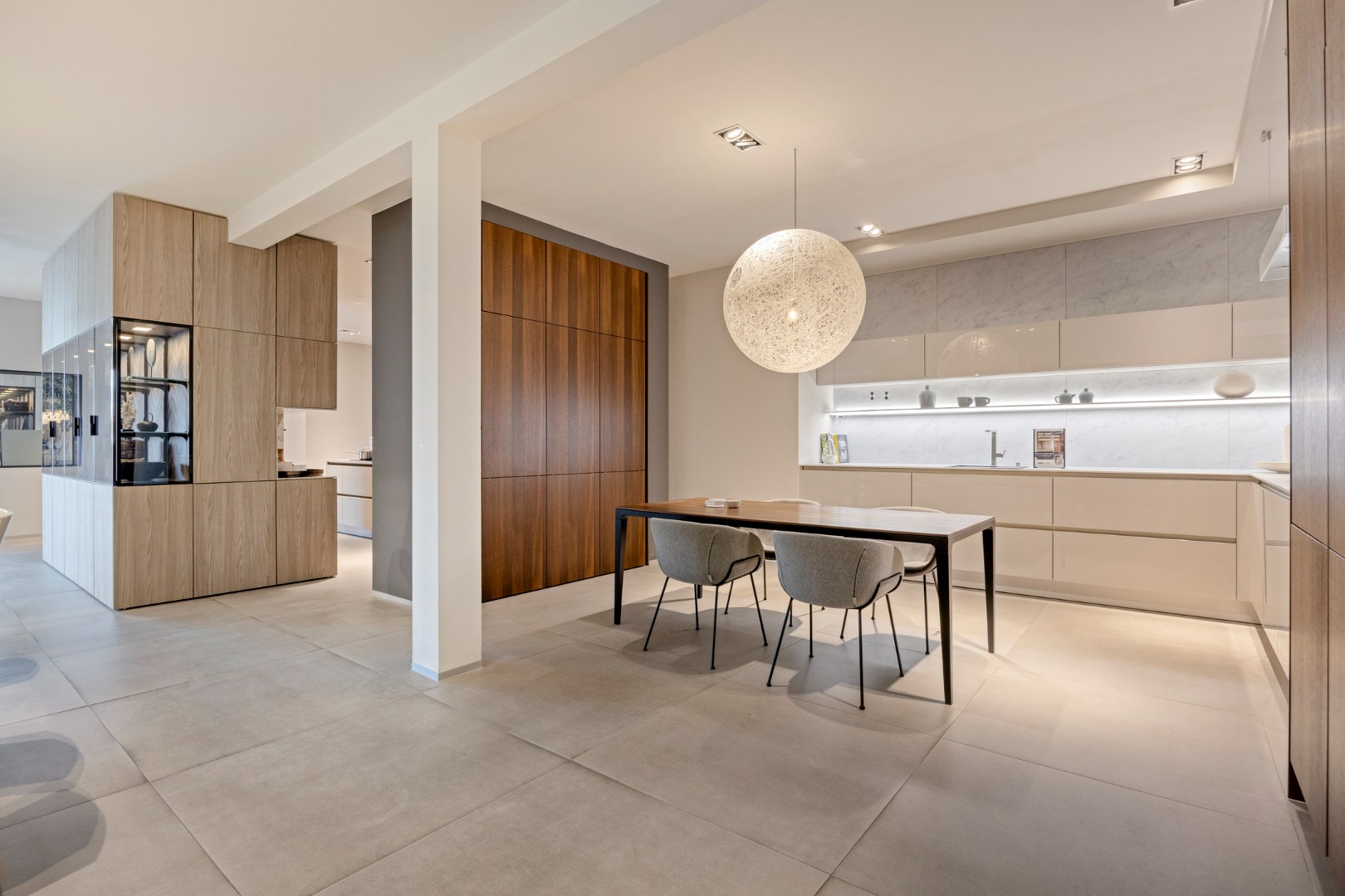 Zeer goed gelegen handelspand van Ca. 880m2 te huur! 