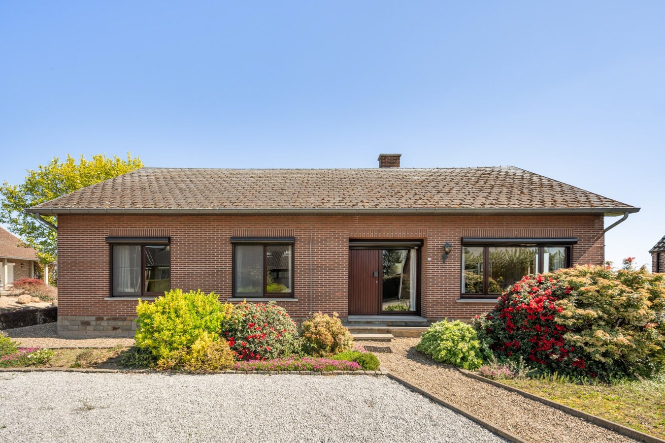 Gelijkvloerse gezinswoning op een ruim perceel van 9a51ca op een rustige locatie met uitzicht op achterliggende weilanden! 