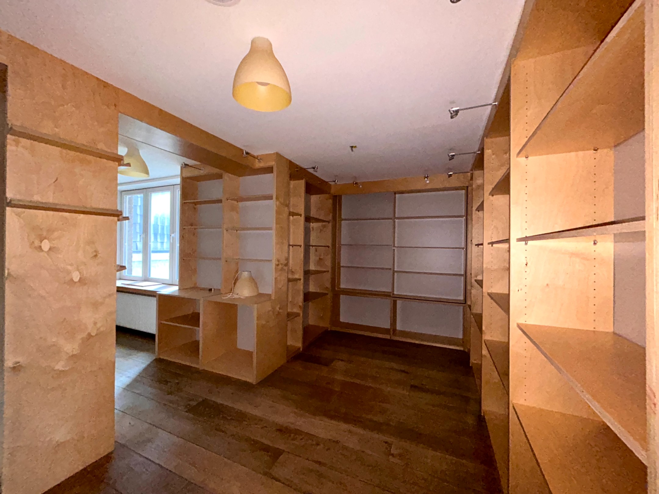 Handelspand op toplocatie aan de zeedijk. 