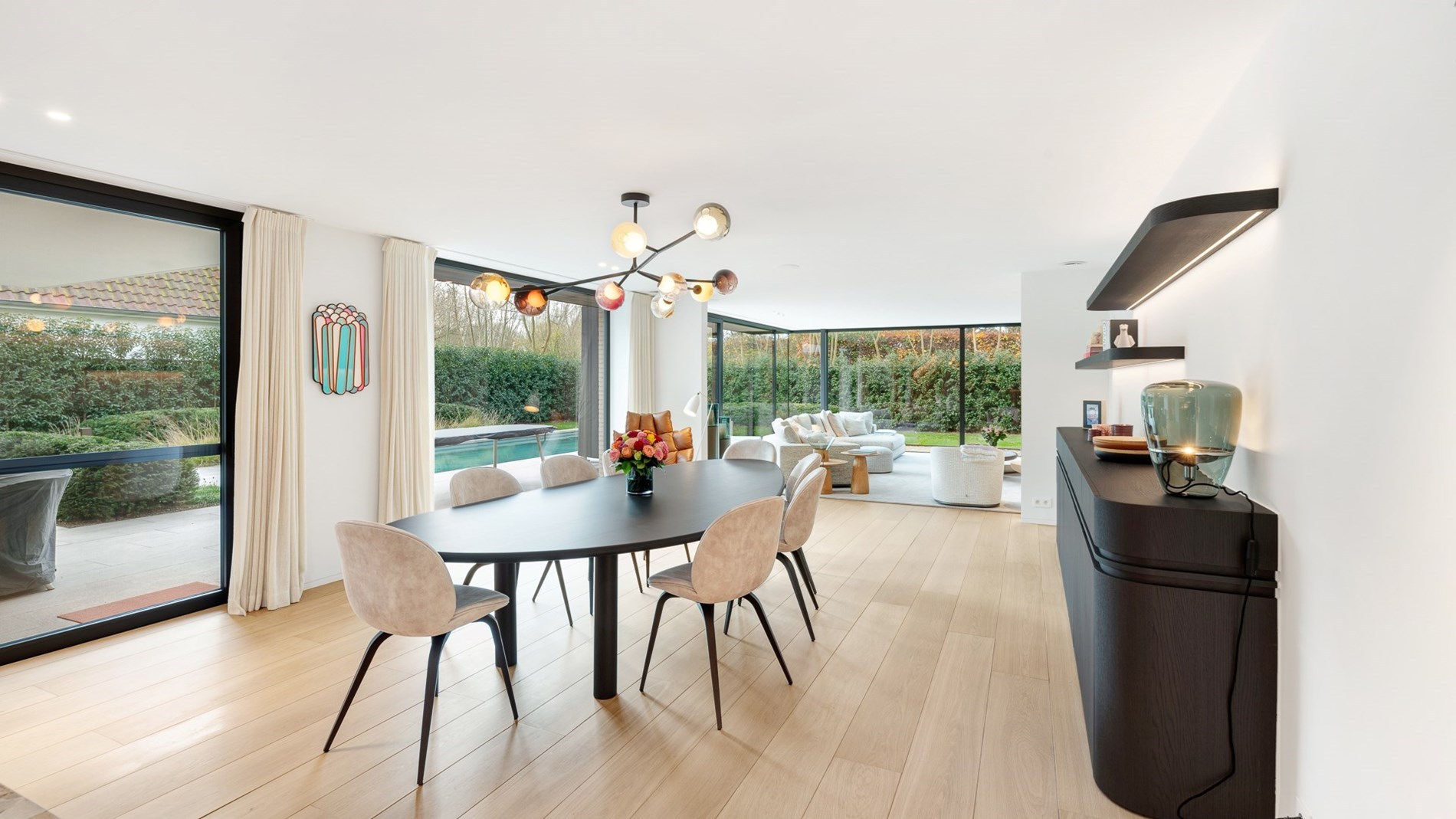 Prachtig vernieuwde villa rustig gelegen tussen Knokke centrum en Het Zoute met een perfecte Zuid-West oriëntatie. 