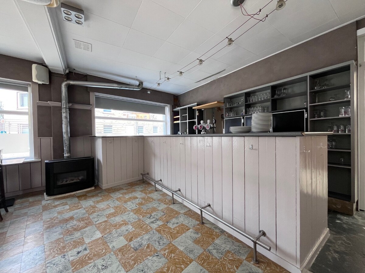 Hoekpand voor gemengd gebruik, vroeger gekend als café "De Vierweg" 