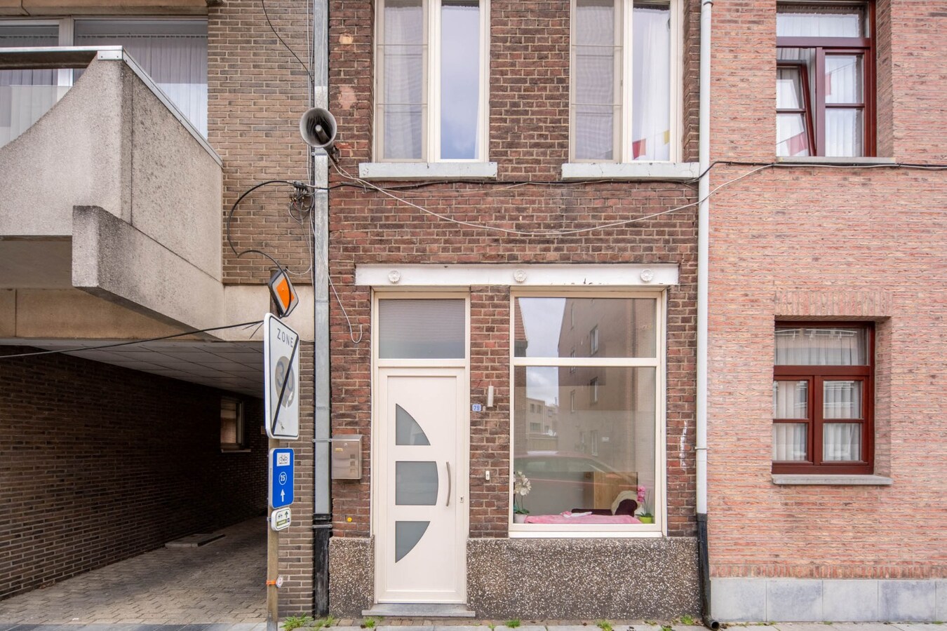 Een knusse rijwoning met tuintje en 3 slaapkamers, gelegen pal in het centrum van Maaseik. 