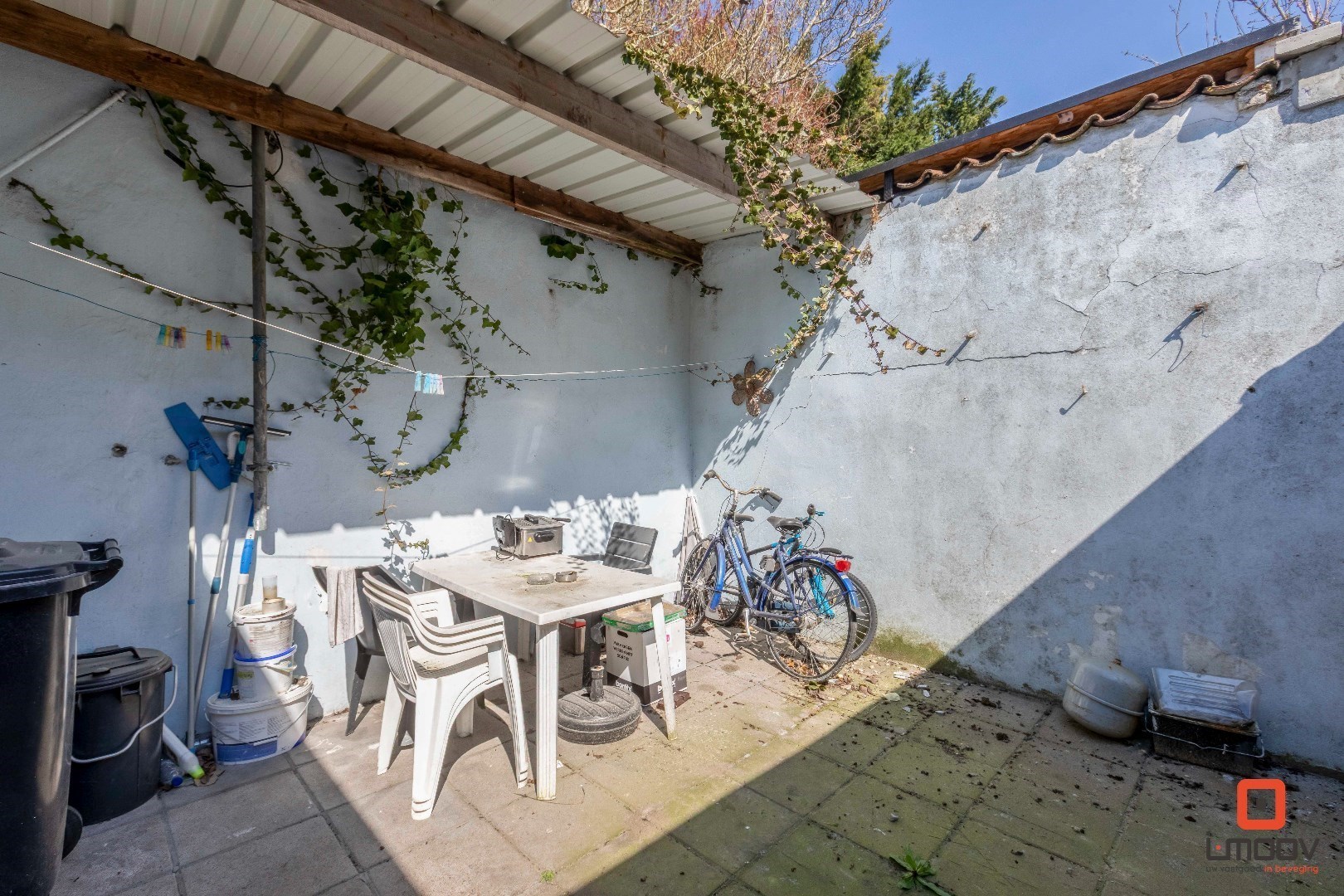 Rijwoning met 4 slaapkamers en koer vlakbij het centrum van Sint-Amandsberg 