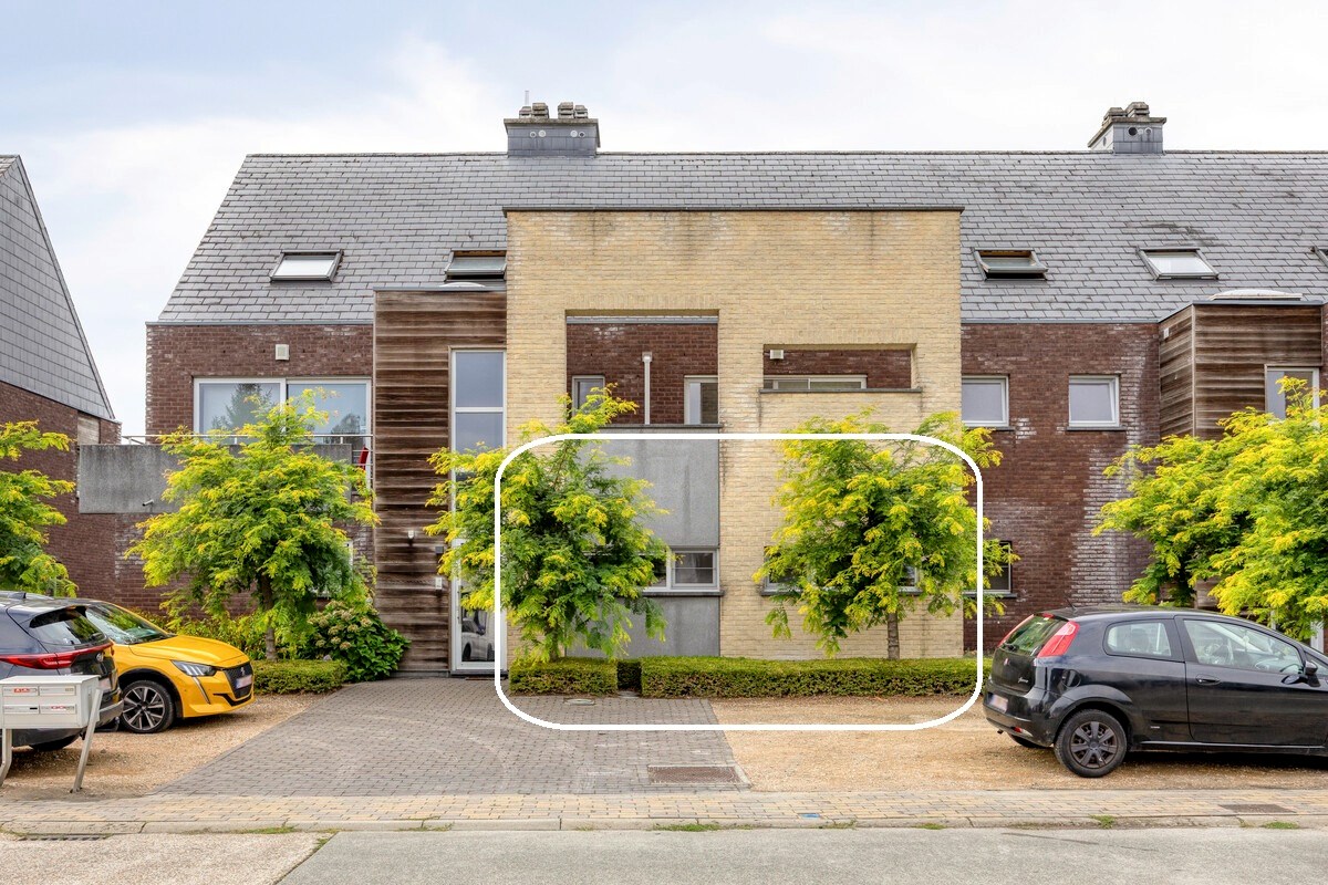 Gelijkvloers appartement met 2 slpk, 2 parkings en 2 kelderbergingen. 