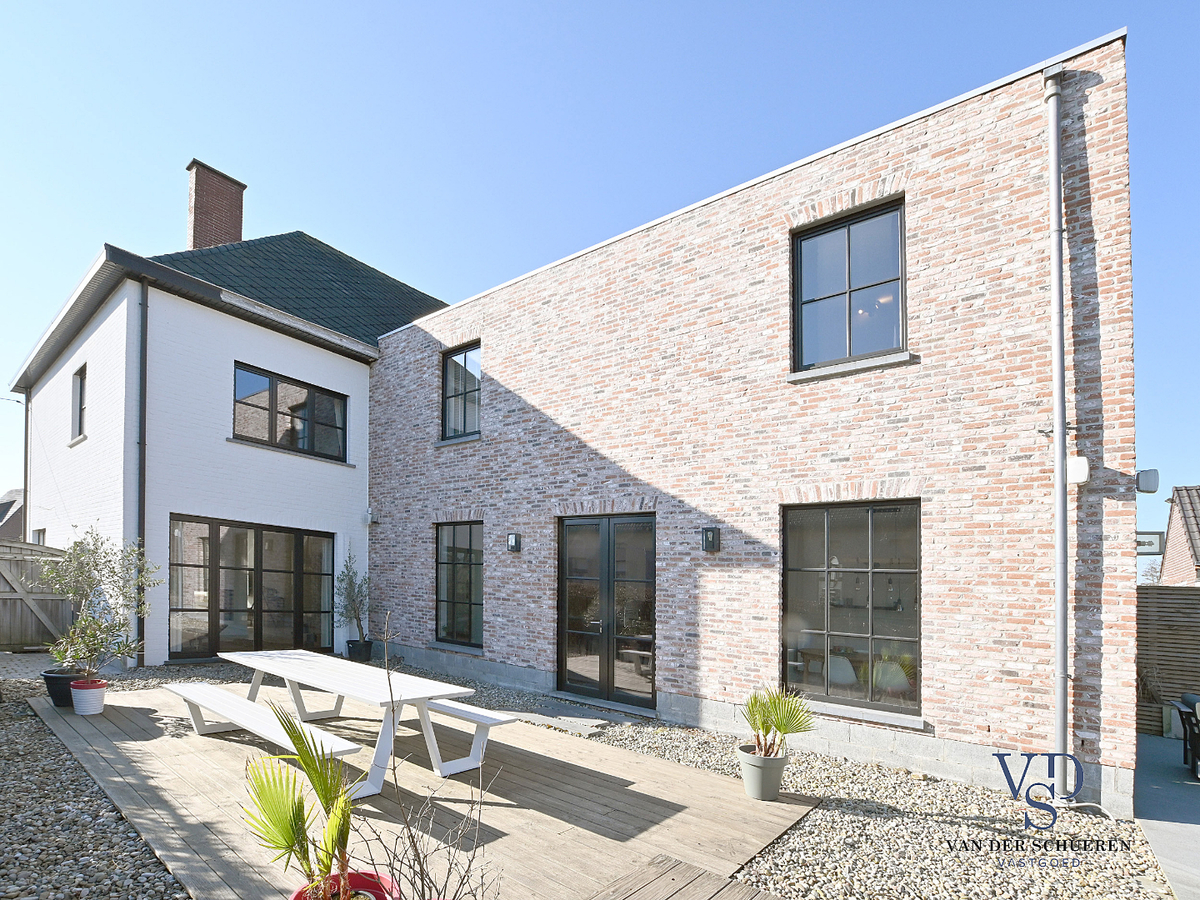 Prachtig gerenoveerde Herenwoning met zwembad te Gavere. 