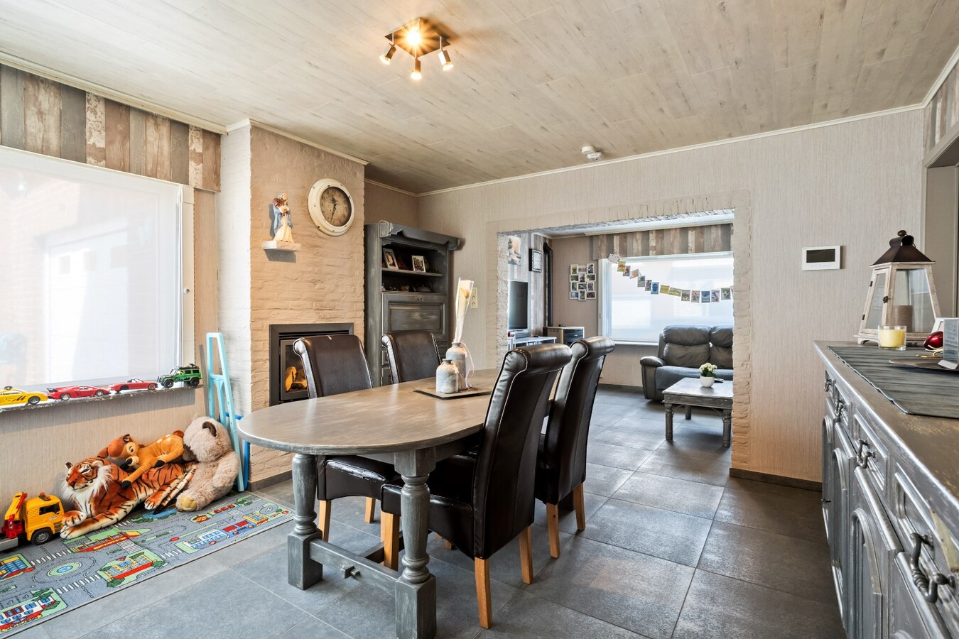 Centraal gelegen woning op uiterst ruim perceel van 1784 m² 