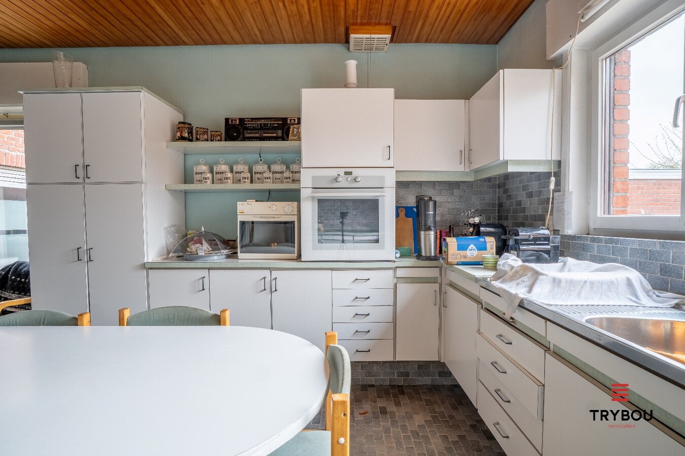 Ruime woning met winkelruimte, loods (optioneel) en garage 