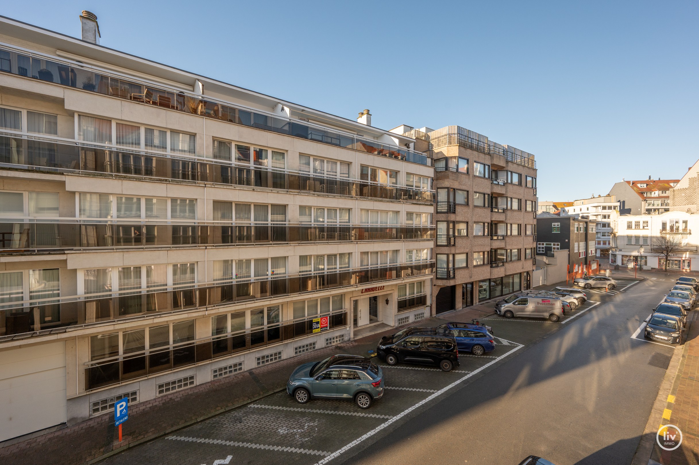 Appartement de 2 chambres entièrement rénové et élégant avec une grande TERRASSE situé à proximité de l'avenue Dumortier. 