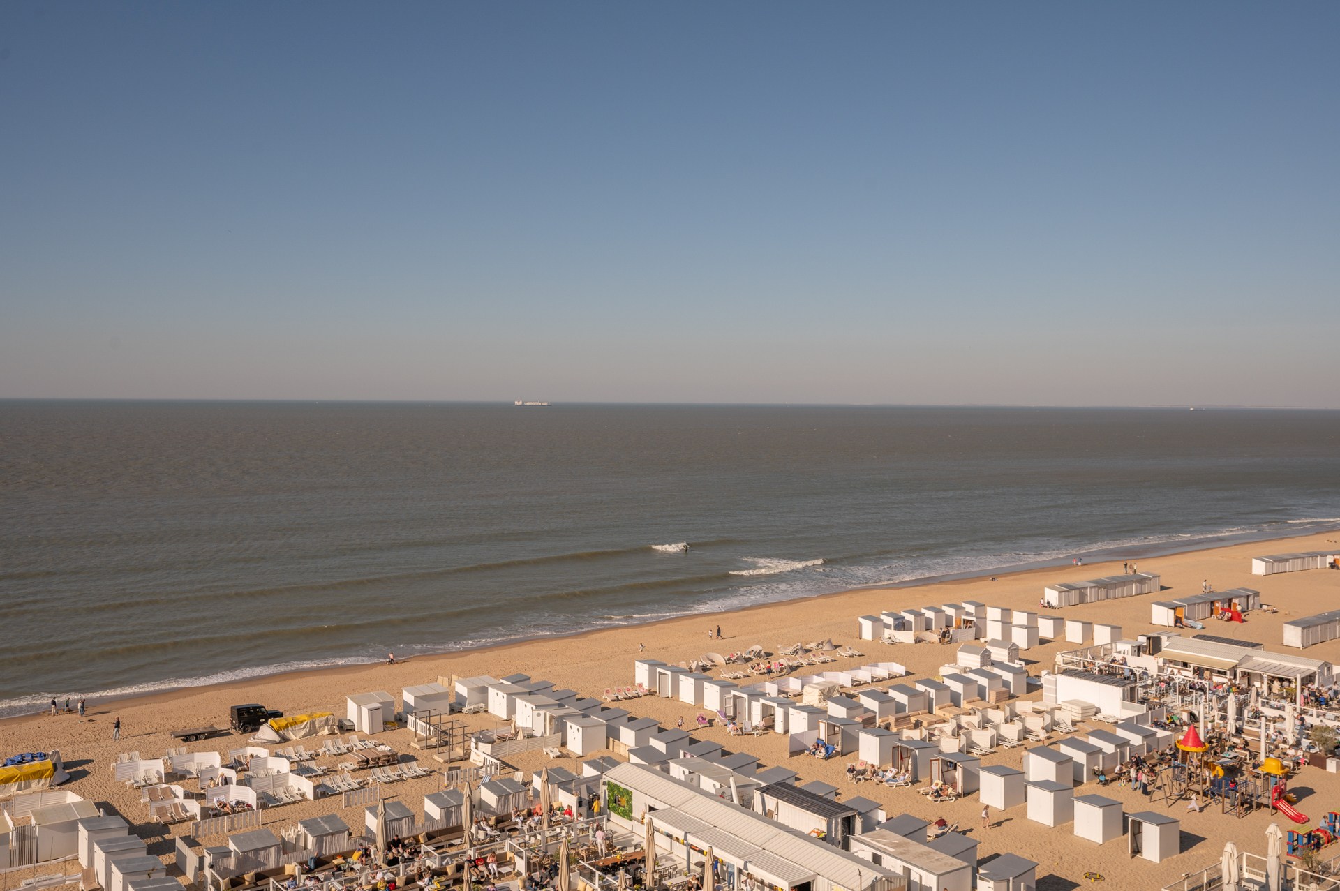 Prachtig gerenoveerd en instapklaar appartement met 3 slaapkamers en frontaal zeezicht, gelegen in een prestigieuze residentie op de zeedijk in het Zoute. 