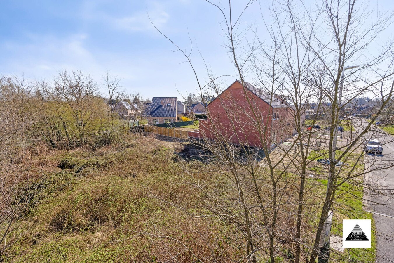 Bouwperceel voor een 3-gevelwoning. Tegenover Park- en Natuurgebied. Nabij Oud Kanaal en de Boslaan. 