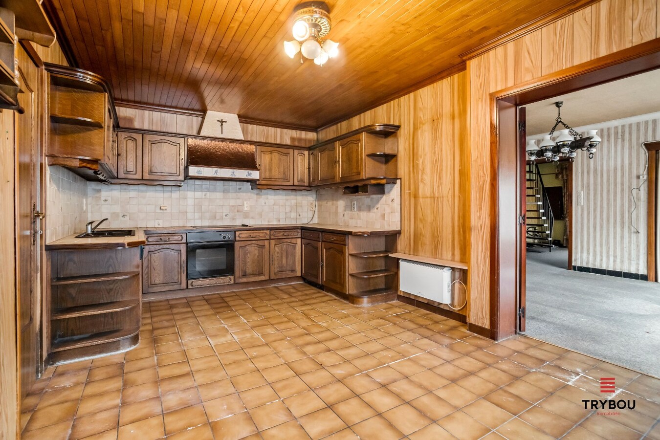 Centraal gelegen, halfopen woning met kleine loods en garage. 