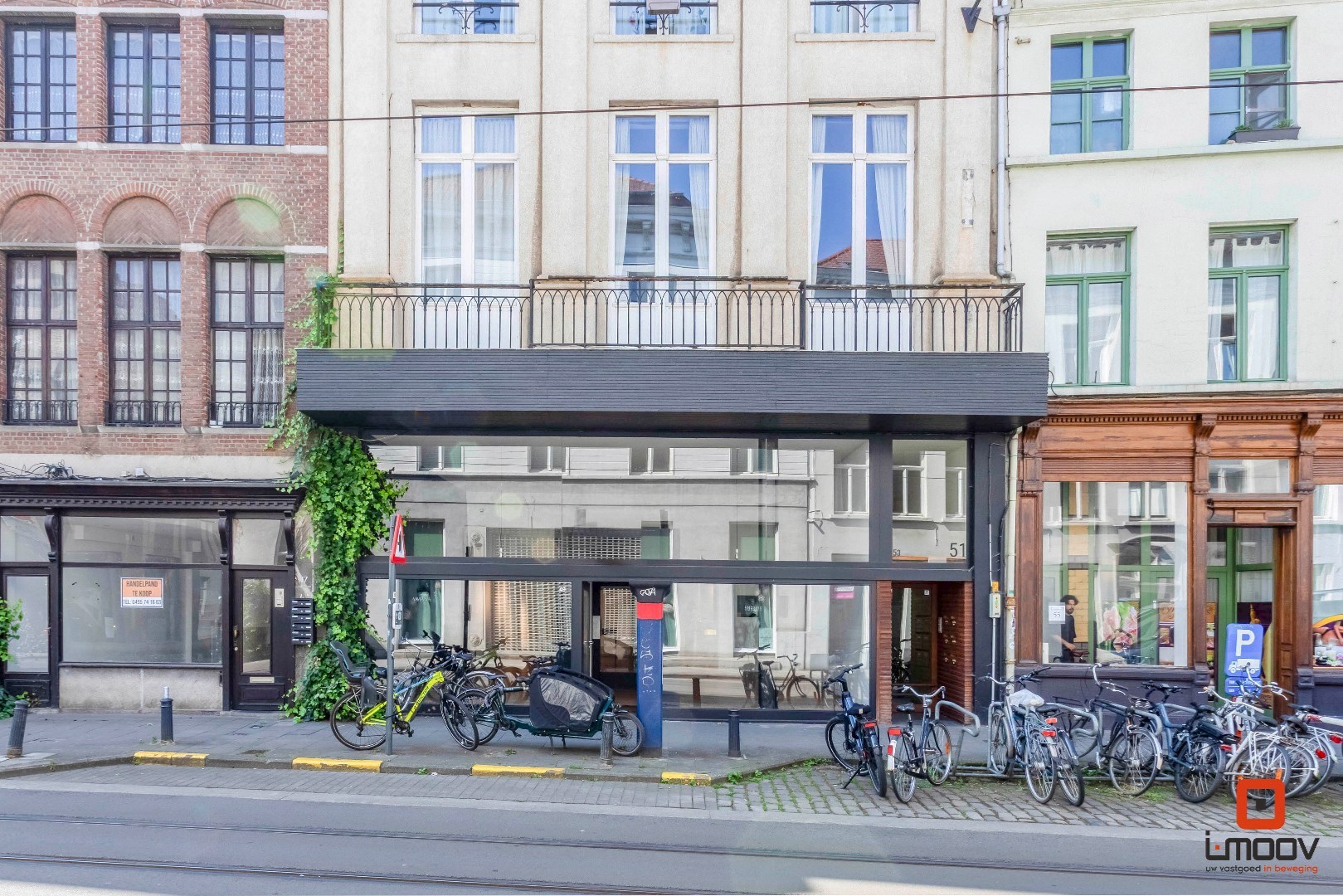 Uitzonderlijk ruim en lichtrijk handelspand met showroom op toplocatie in Gent 