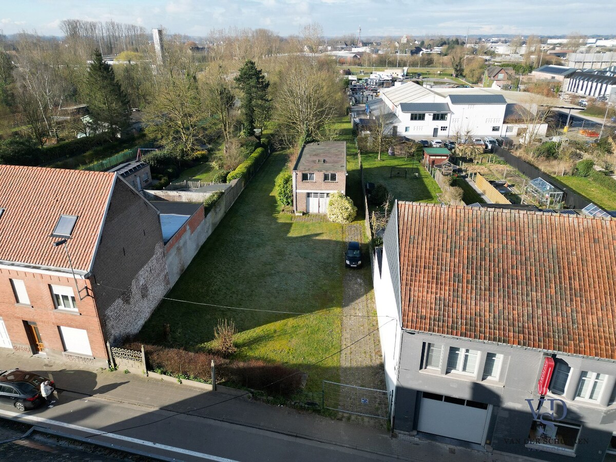 Bijgebouw met bouwgrond 