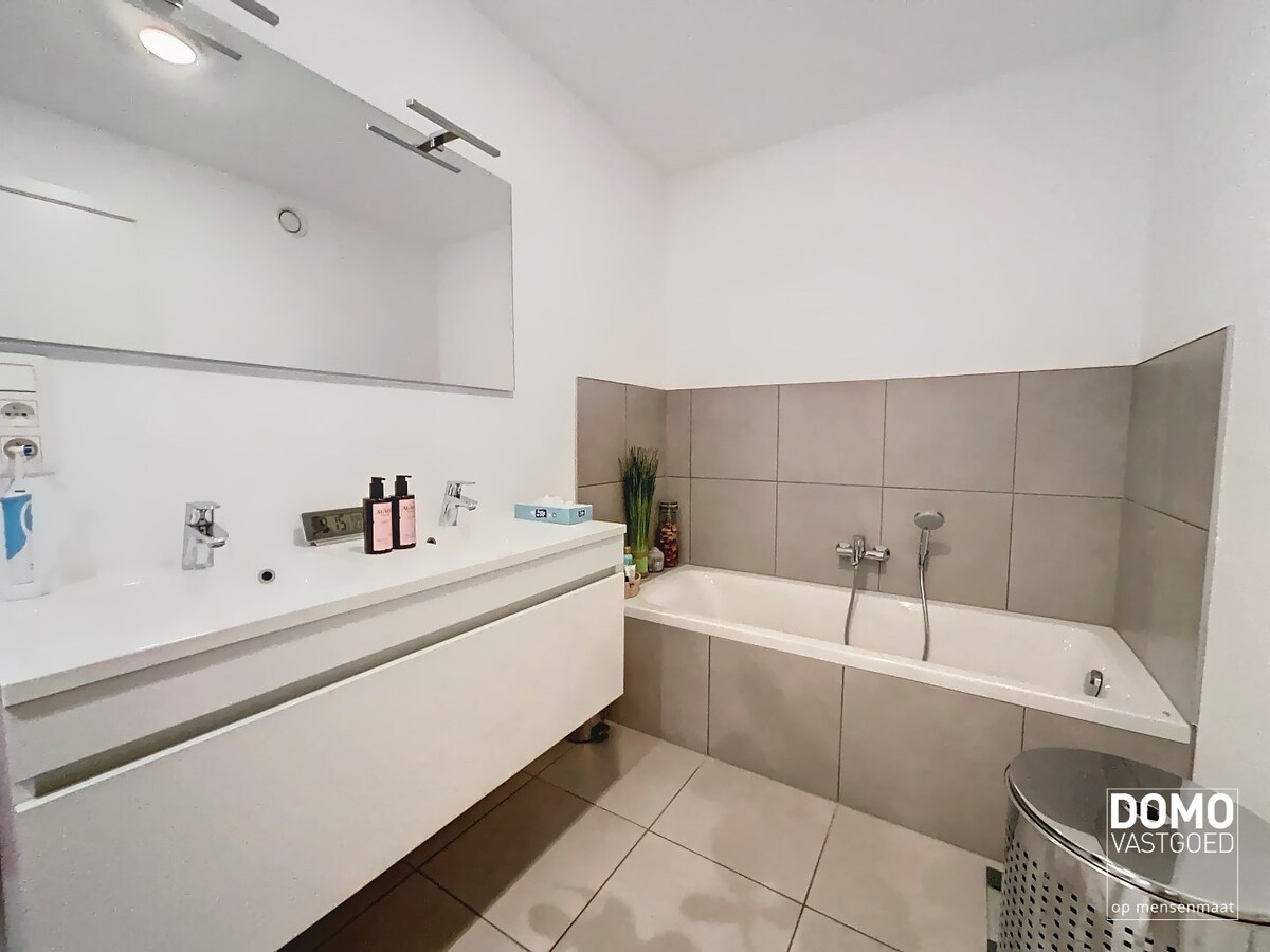 GELIJKVLOERS 1 SLAAPKAMER APPARTEMENT MET TUIN EN ONDERGRONDSE AUTOSTANDPLAATS GELEGEN TE SPALBEEK 