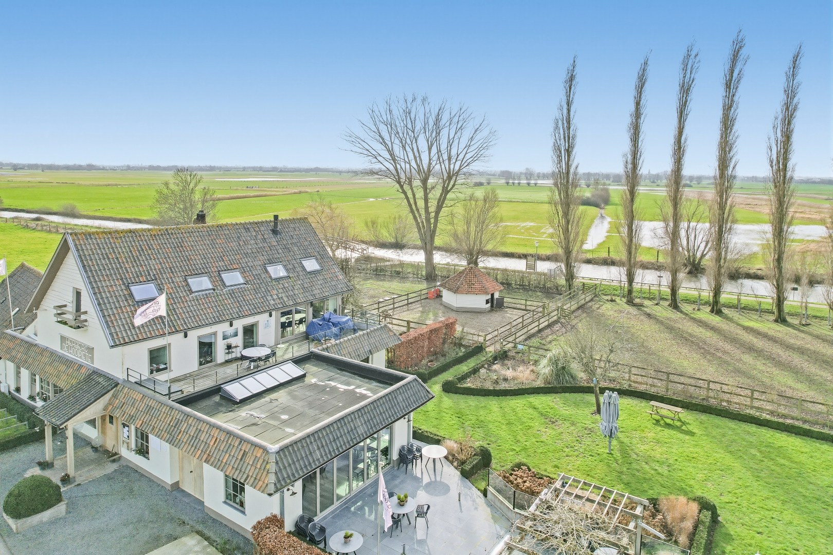 Restaurant met privéwoning en 2 B&amp;B-kamers op 4.370 m² 