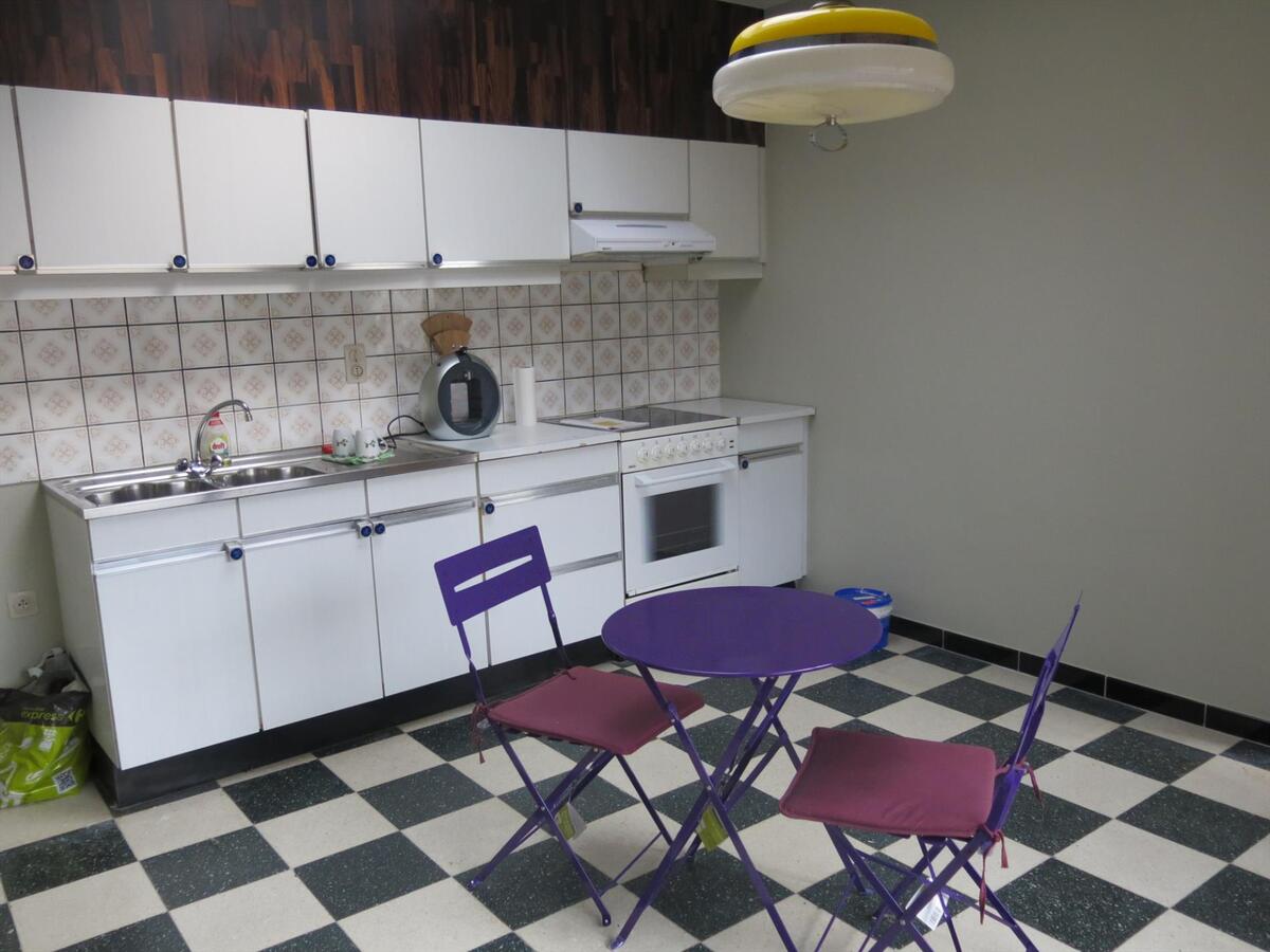 Centraal gelegen halfopen woning met ruime garage 