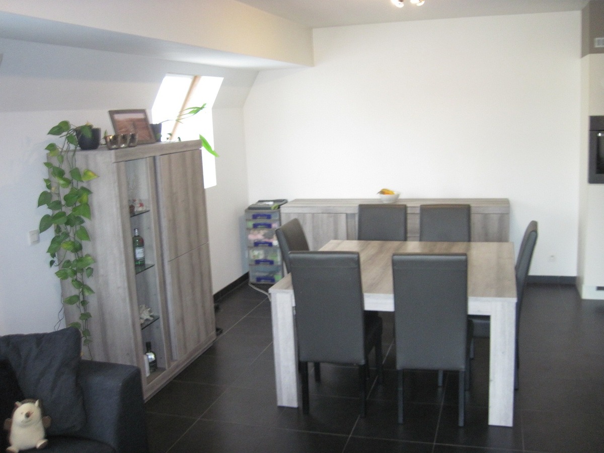 Eigentijds appartement op de 1° verdieping (met terras). Uitstekend gelegen. 