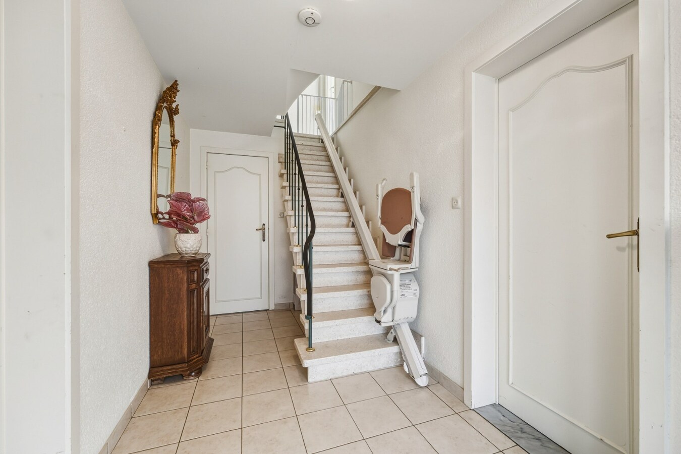 Instapklare, lichtrijke bel-etage woning met ruime garage en terras op centrale ligging 