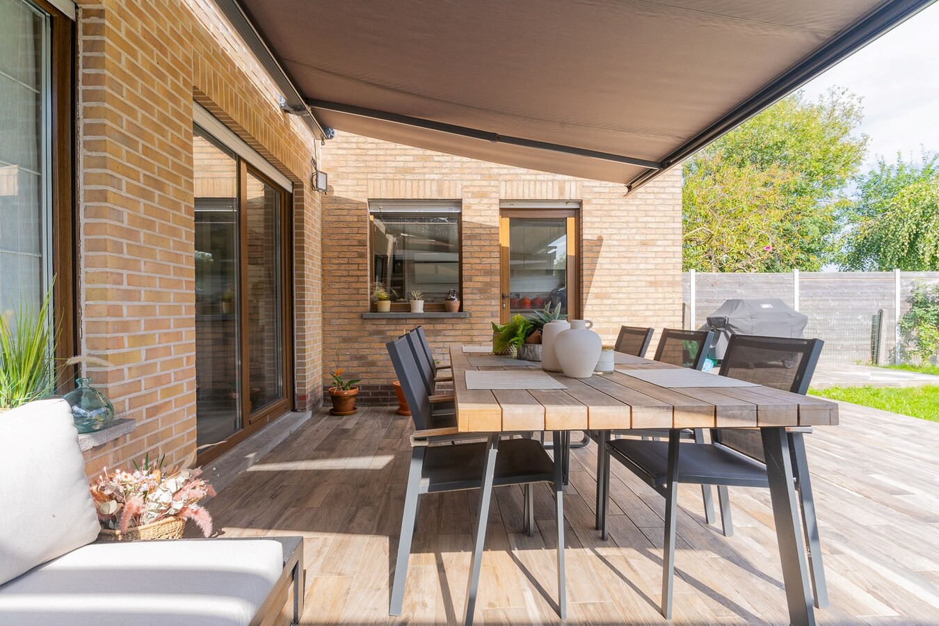 Maison entièrement rénovée, garage, parking, jardin. 