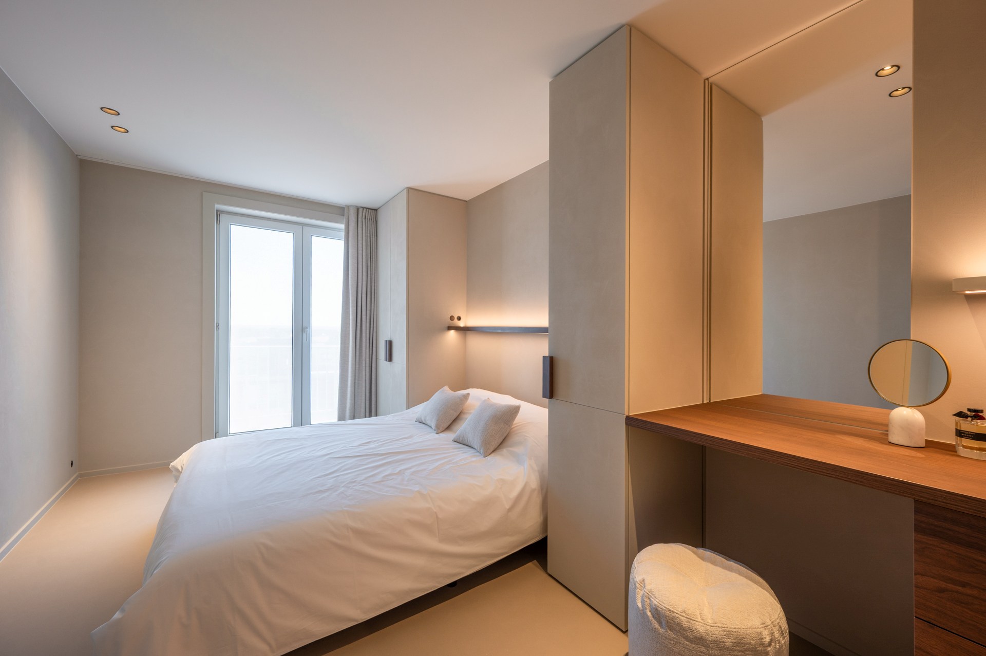 Prachtig gerenoveerd en instapklaar appartement met 3 slaapkamers en frontaal zeezicht, gelegen in een prestigieuze residentie op de zeedijk in het Zoute. 