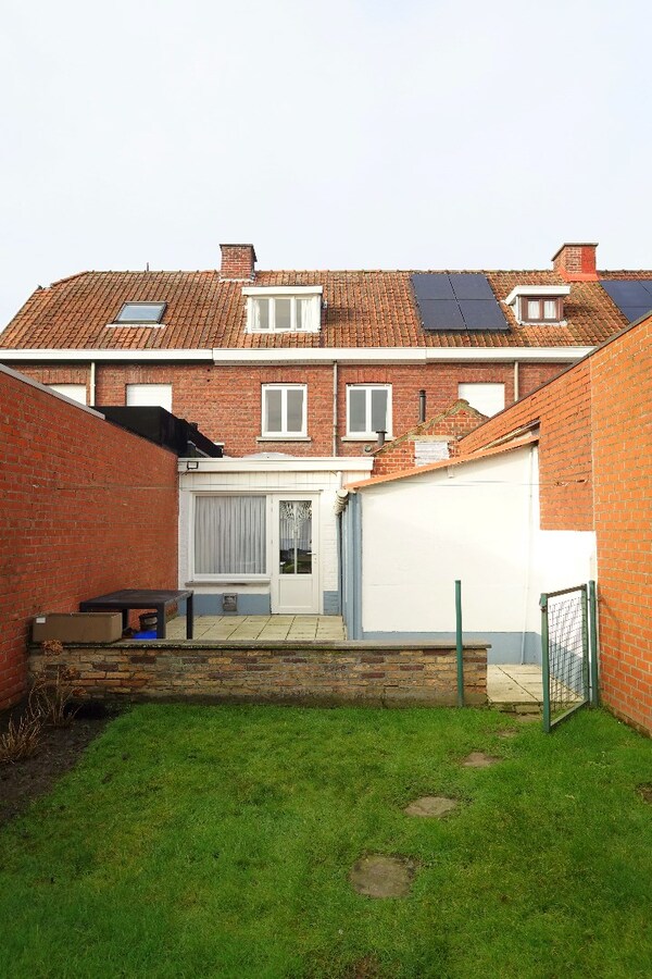 Rustig gelegen instapklare rijwoning met nabij gelegen garagebox 