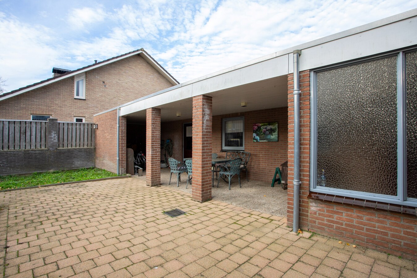 Degelijke vrijstaande woning met groot bijgebouw gelegen op een hoekperceel in Hooge Mierde. 