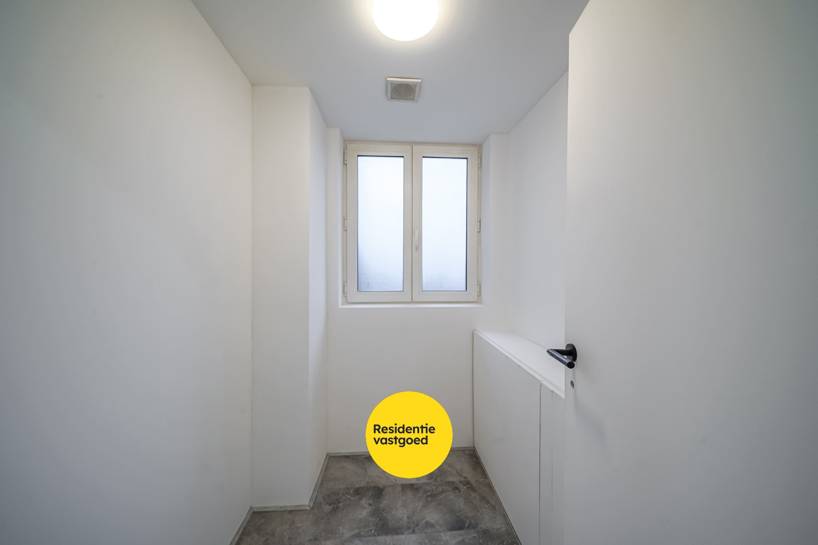 Recent gerenoveerde hoekwoning met garage, koer én dakterras in Stene 