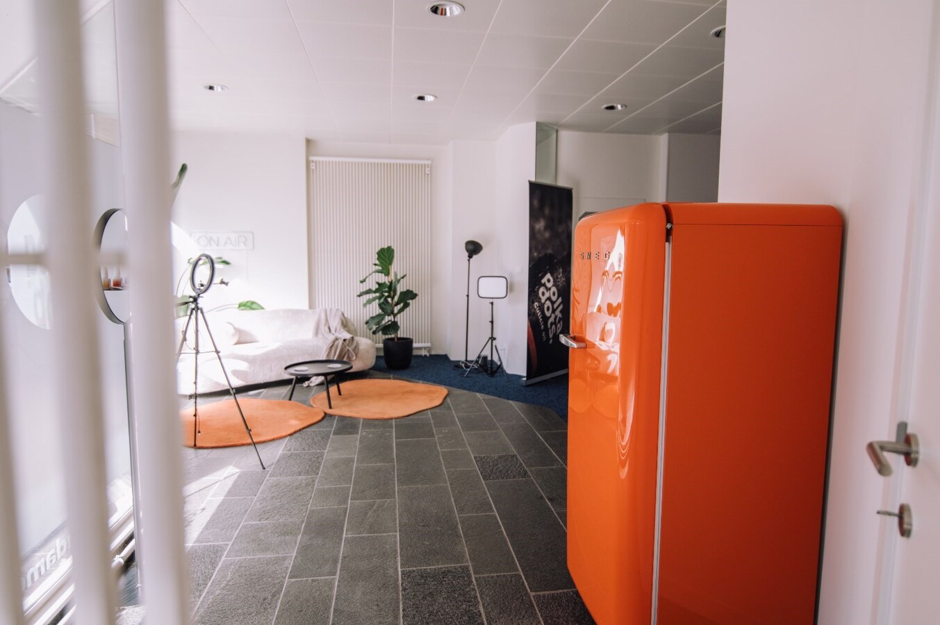 Ruim commercieel pand met parking. Uitstekende ligging nabij station en ziekenhuis. 