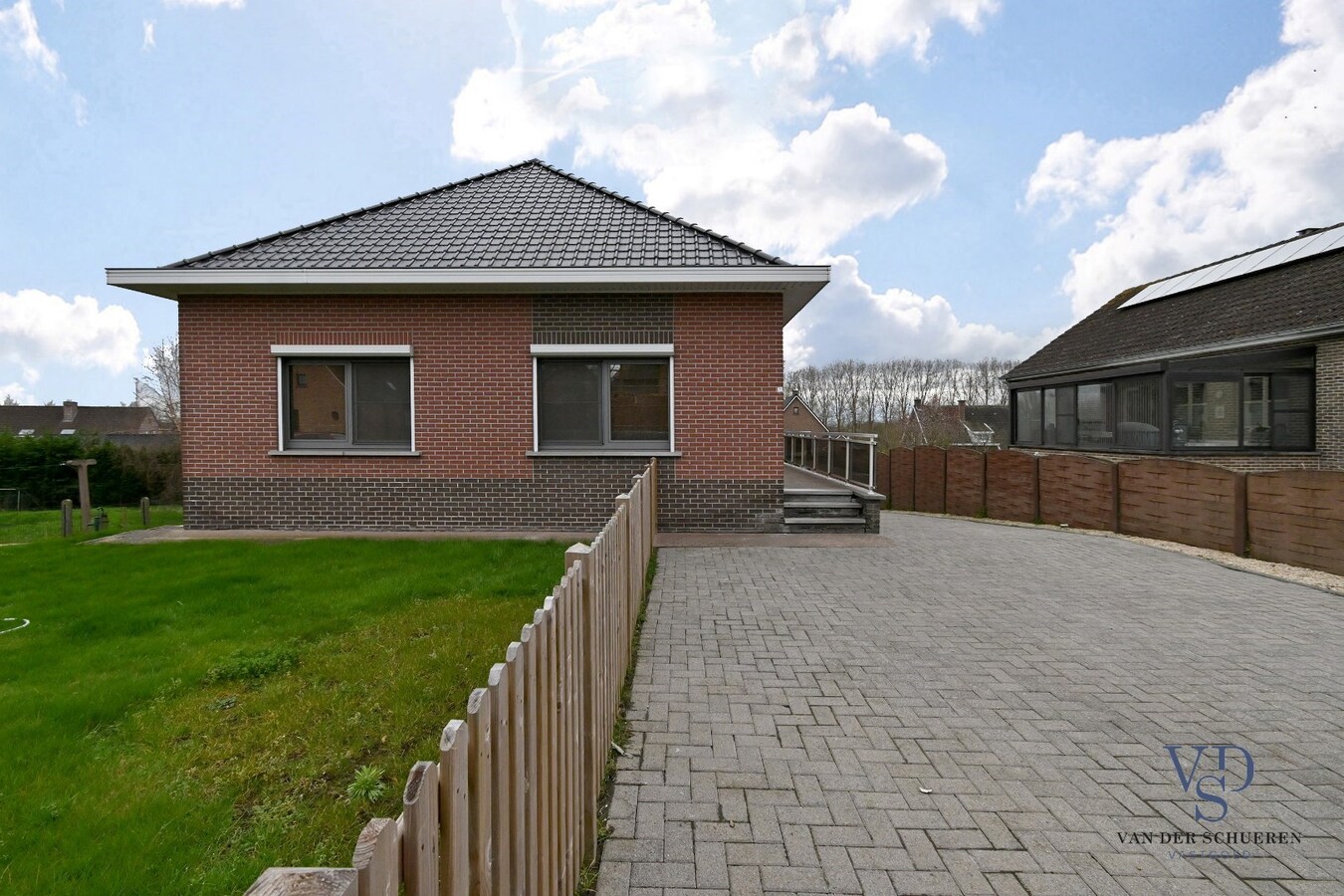 Bijzonder degelijke, instapklare ruime eigendom 