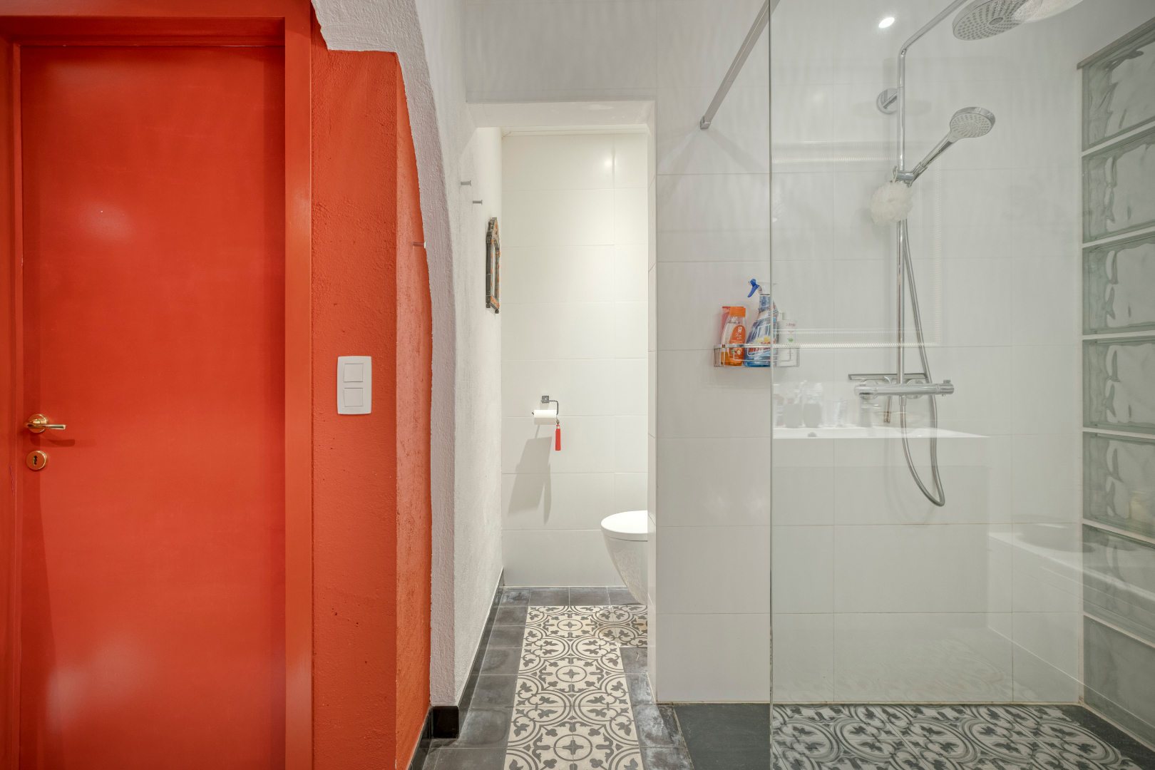 Ruime en centraal gelegen woning met dubbele garage 