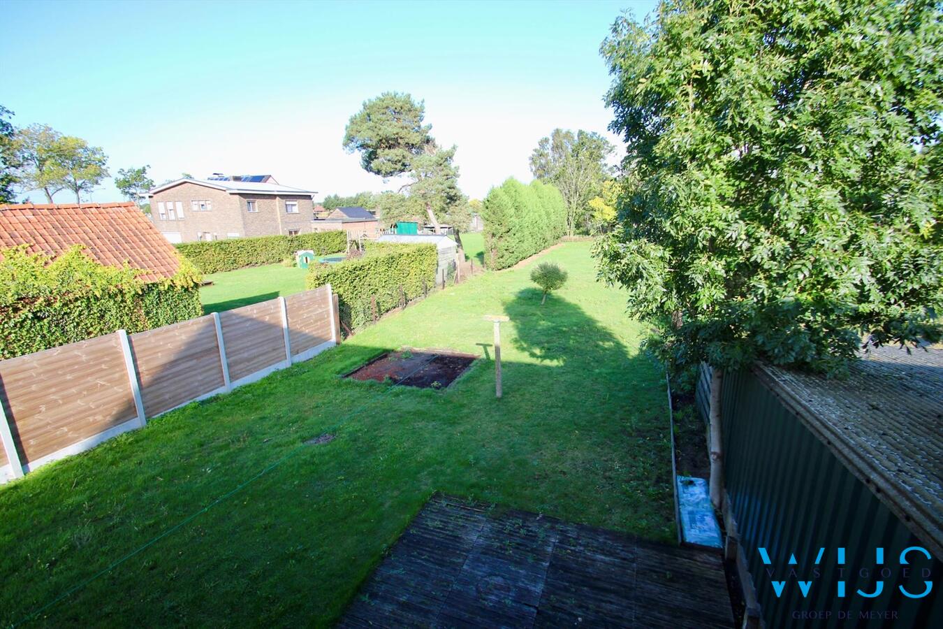 Vlot te renoveren woonhuis op een ruim perceel van 1130 vierkante meter te OOSTEEKLO ! 