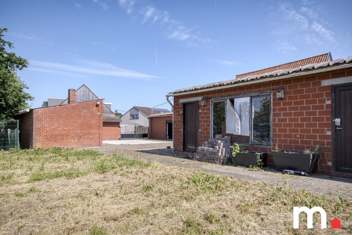 Charmante en ruime woning met grote tuin op 1.218 m² in het gezellige Lendelede met LOODS ! 