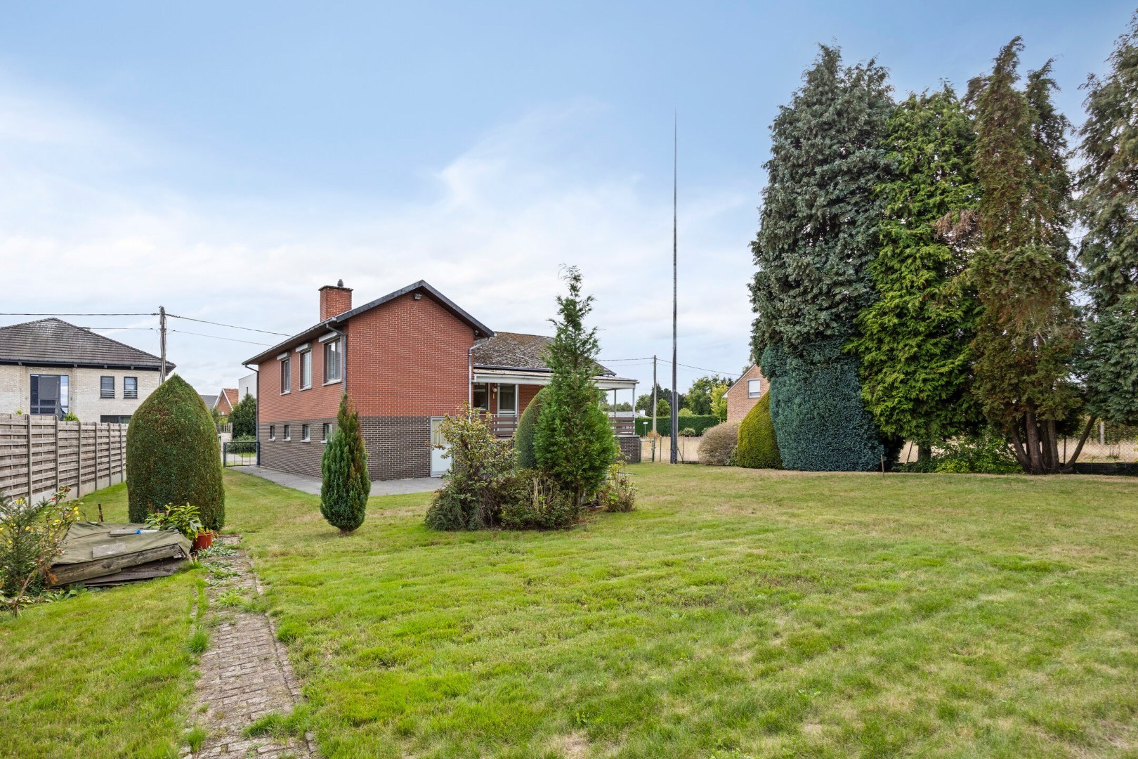 Gezinswoning met 3 slpk. op ruim perceel van 10a 22ca in Heppen 