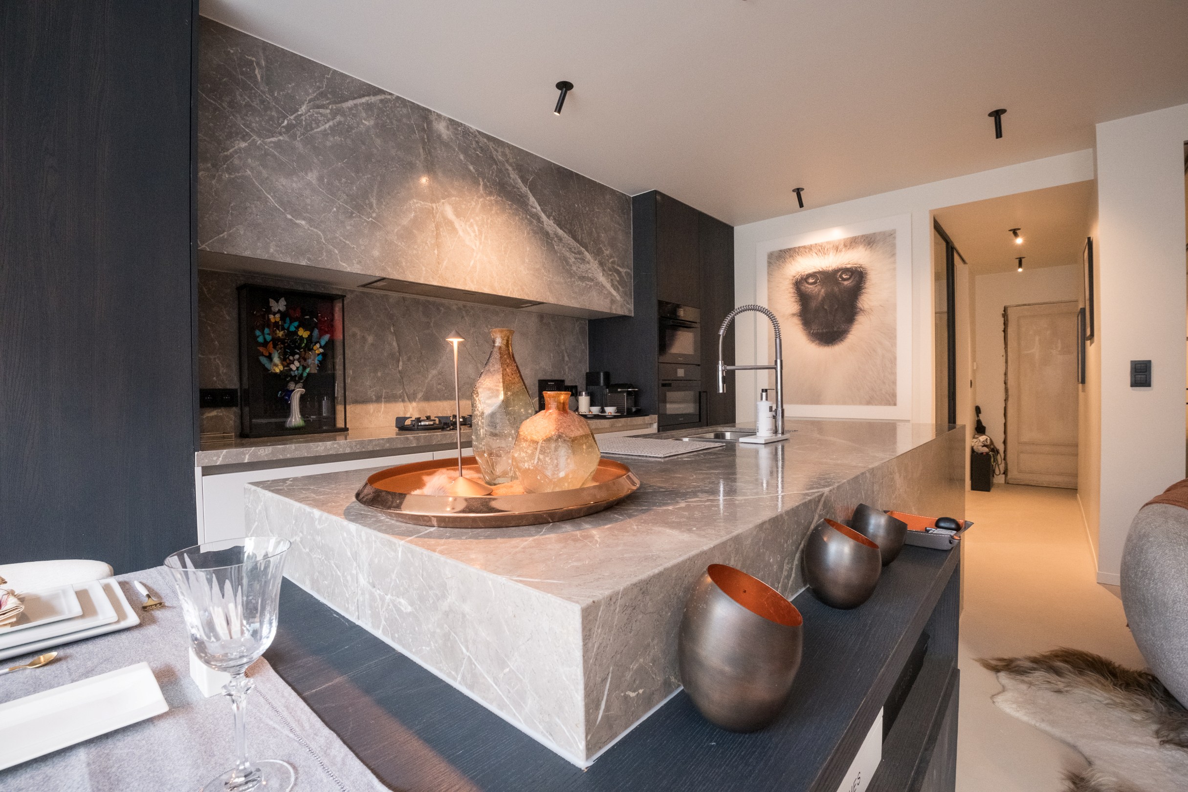 Dans un emplacement de choix, à quelques pas de la mer, se trouve cet appartement exclusif de plain-pied avec un jardin exceptionnellement spacieux et ensoleillé. Une combinaison rare de vie privée, d 