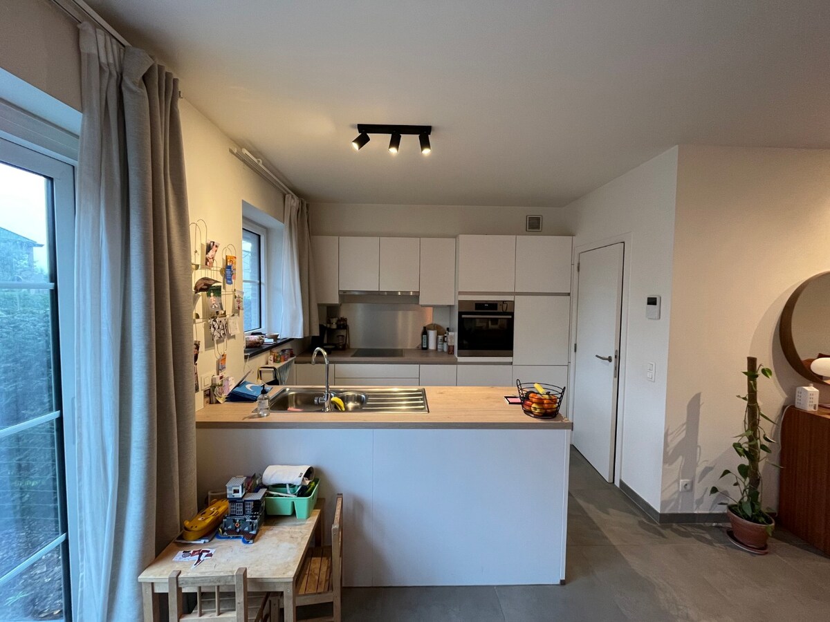 Recent, gelijkvloers 2-slpk-appartement 