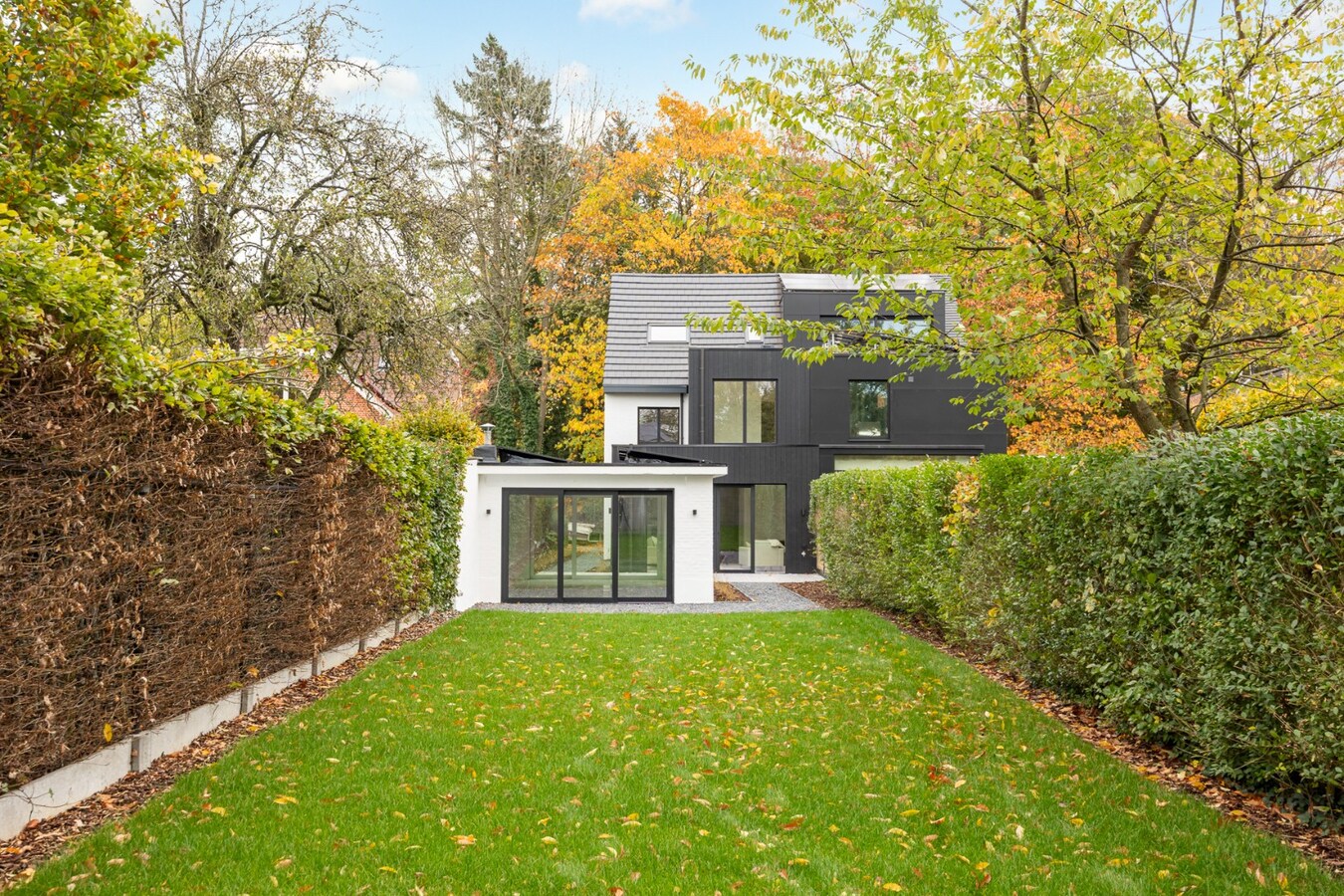 Energiezuinige instapklare woning met 4 slaapkamers en bijgebouw in hartje Schilde 