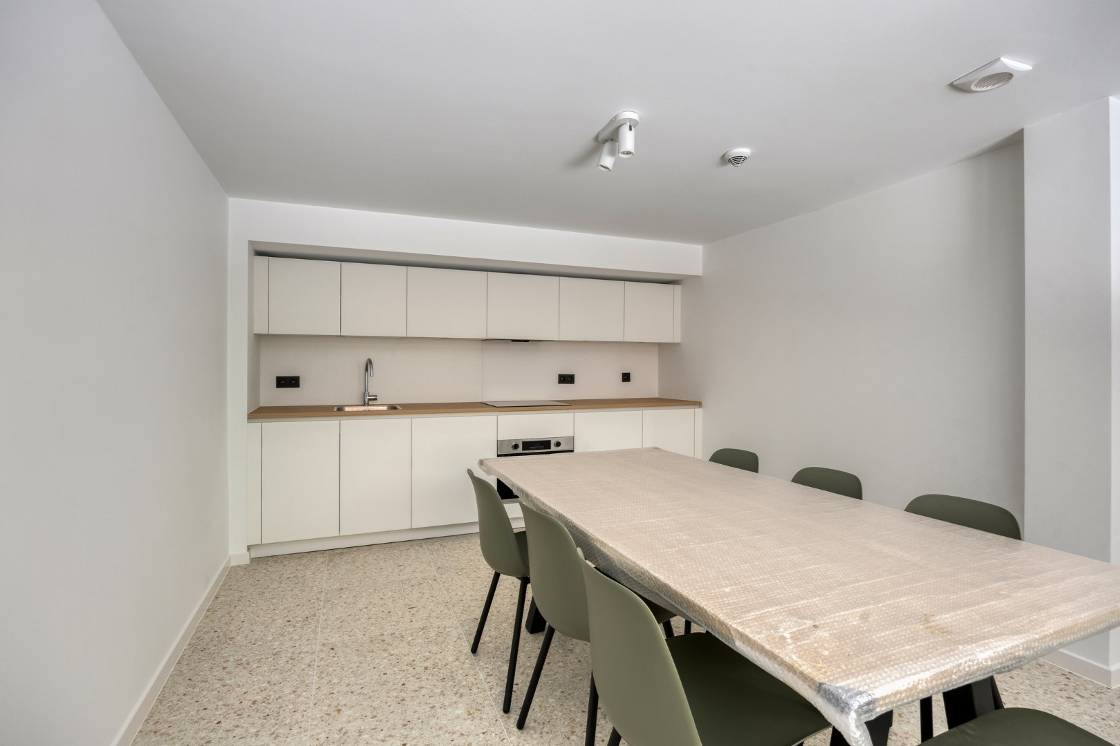 Volledig gerenoveerde studentenkamer in residentie met 29 studentenkamers met eigen sanitair en terras in hartje Leuven - EPC label A! 