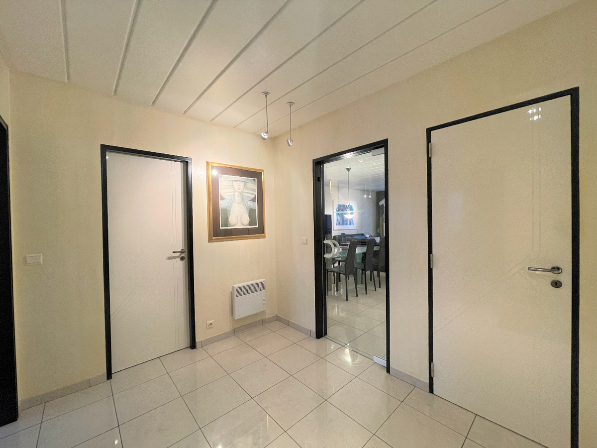 Ruim appartement met twee slaapkamers en garage te centrum Roeselare 