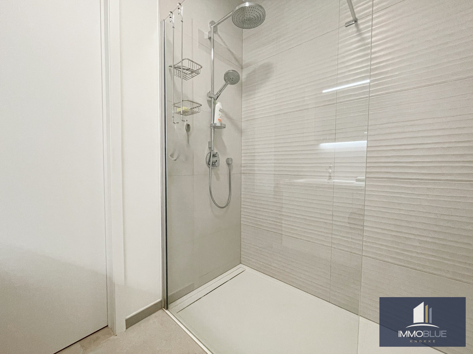 Appartement d'angle sublime situé dans une résidence récente à proximité de la Dumortierlaan. 