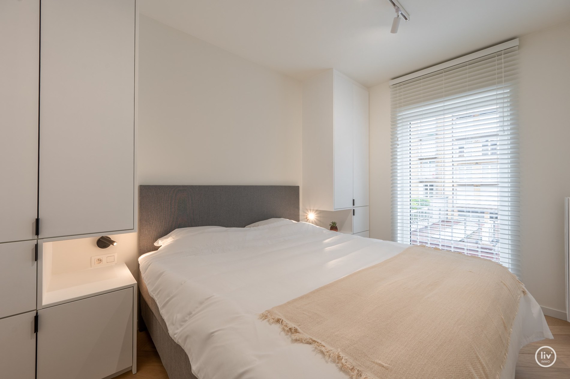 Schitterend gerenoveerd appartement, rustig gelegen, nabij de Lippenslaan en vlakbij de zee te Knokke. 