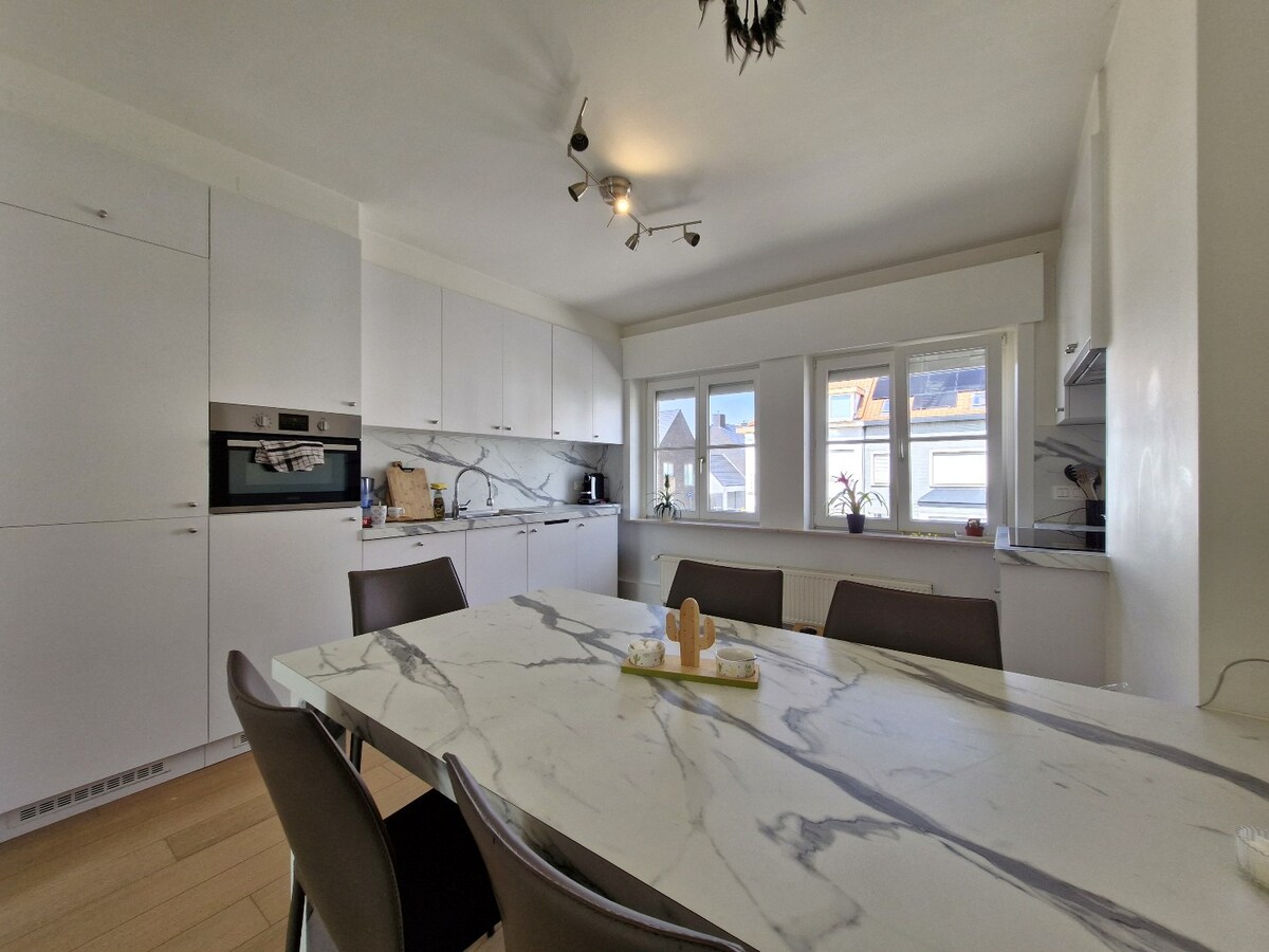 Ruim duplex-appartement met 2 slaapkamers en 2 badkamers op centrale ligging. 