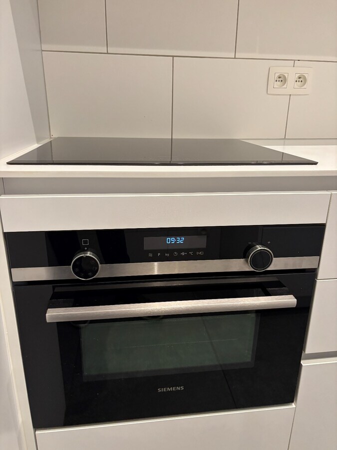 Instapklaar handelsgelijksvloers 90 m² met ruim terras  in het centrum Sint-Antonius naast Bpost. 