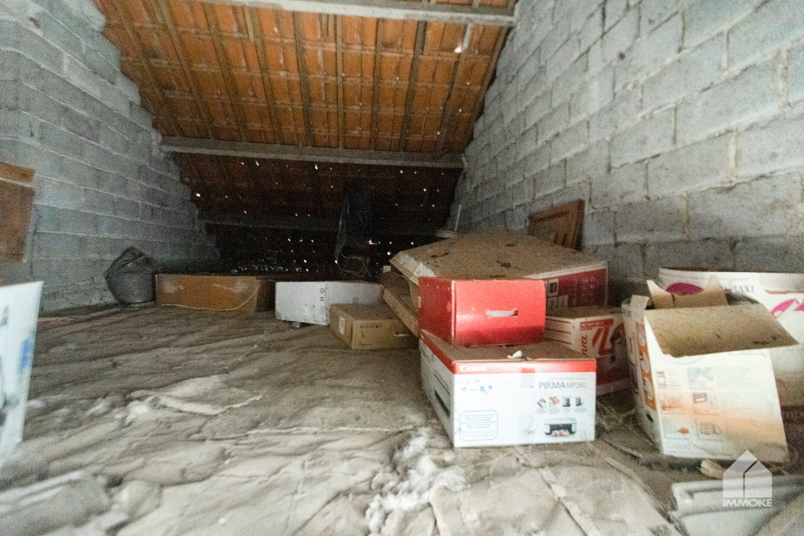 Te renoveren woning op 8a 40ca met 3 slpk en vrijstaande garage. 