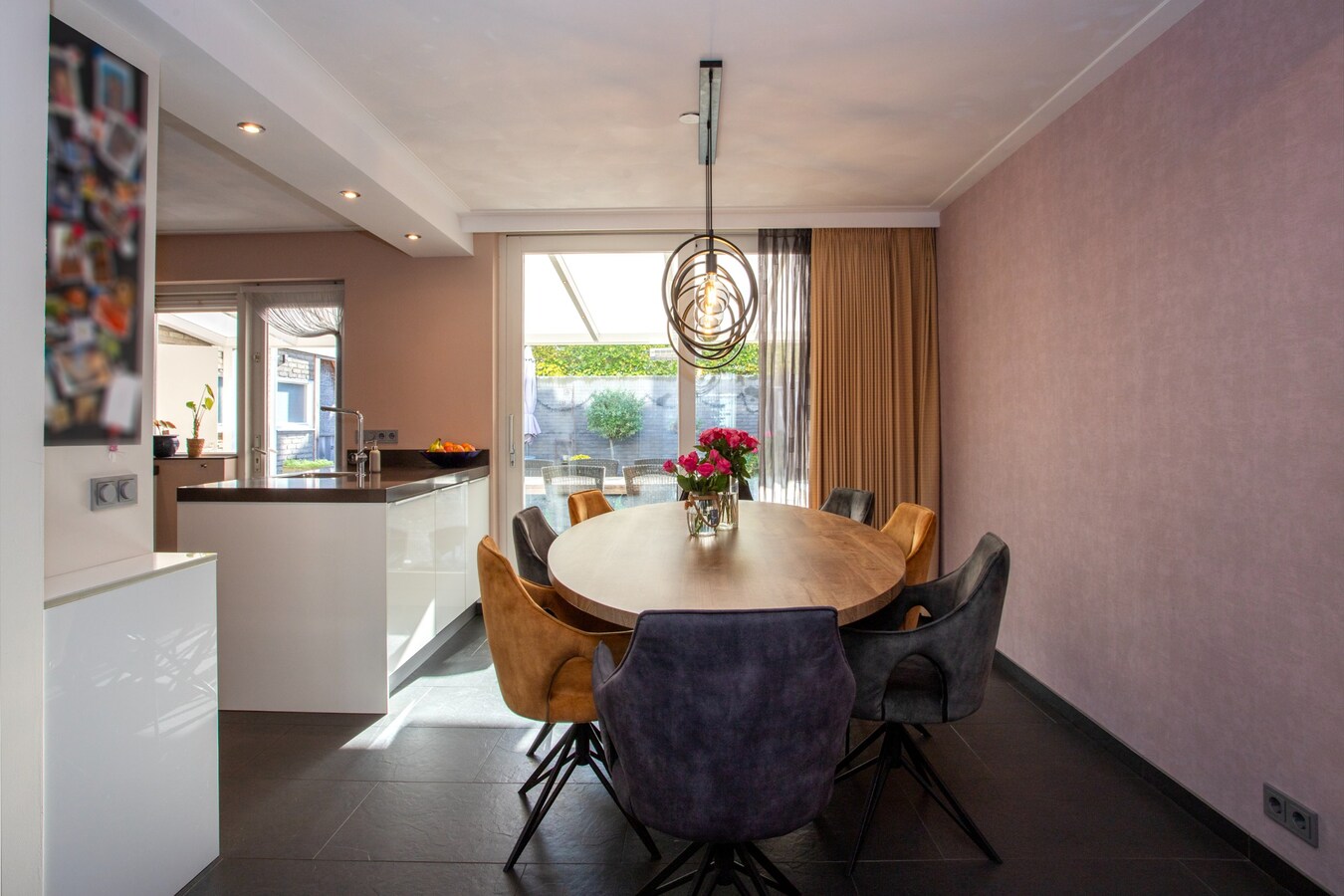 Ruime gezinswoning met royale garage en prachtige tuin 